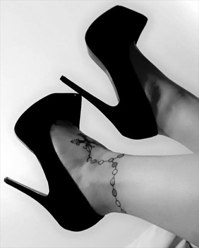 RedLipsCurvyHips profile photo 2