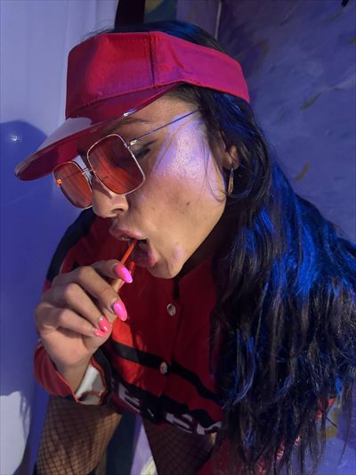 Nora  Leoni
