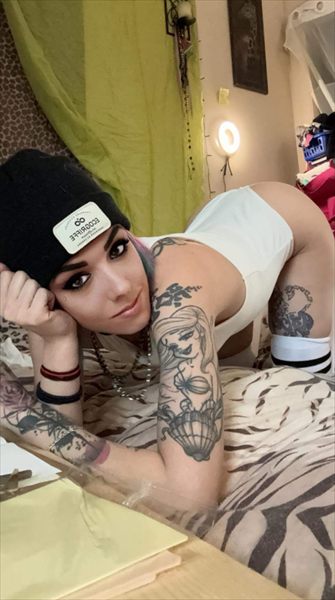 DAMNHOTGIRLS