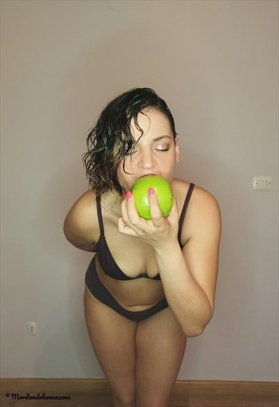 Mordiendo la manzana