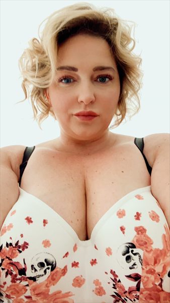 Big Tits Hotwife (MN) profile photo 2