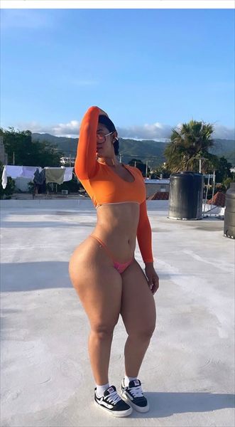 🍑LA POMPOSA🍑