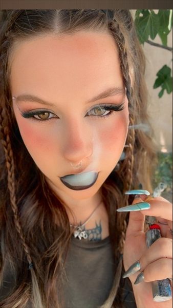 Smoking fetish Queen 🚬