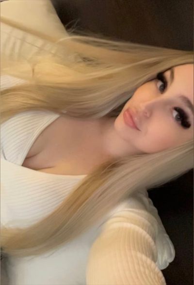 Bella  👅 profile photo 3