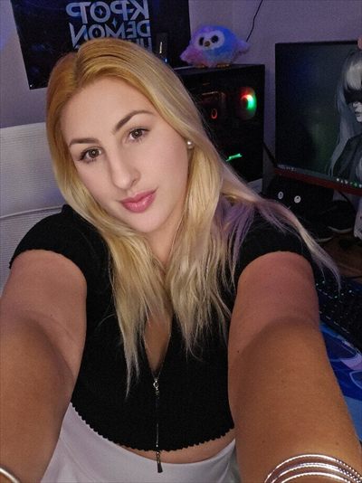 Lonely Gamer Gal profile photo 3