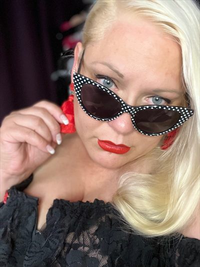💋 Ms. June Cleavage