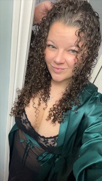Bedroom Eyed Beauty 😍💚