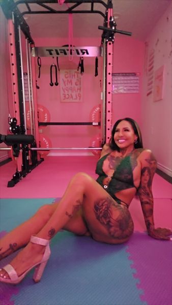 The Naughty HouseWife 🍭 profile photo 2