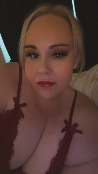 HollyLouOfficial