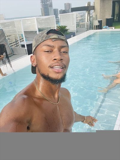 R profile photo 3